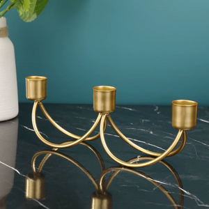 Portavelas de metal decorativo para centro de mesa que agrega calidez y encanto a ocasiones especiales y celebraciones - Product Image 1