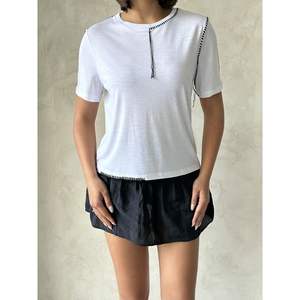 เสื้อยืดผู้หญิง Topshow สีขาว ลายเย็บแบบเชพเพิร์ด ขายส่ง - Product Image 2