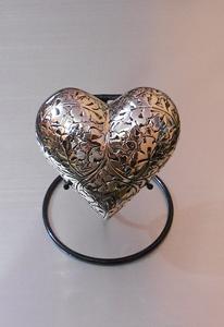 Mini urna de corazón de recuerdo de latón para cenizas funerarias humanas Urnas de crematorio de corazón de diseño clásico con soporte de exhibición - Product Image 3