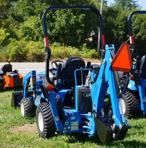 Mini-tracteur robuste LS MT125 avec réservoir de carburant de 6,6 gallons et attelage trois points catégorie 1 pour équipement lourd - Product Image 3