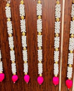 Mogra Gota Boules et guirlande de lotus secs à suspendre pour les fêtes de mariage Décoration intérieure Cordes florales avec perles dorées et lotus rose - Product Image 1