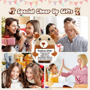 Produit fini : Adorable poupée loutre créative et émotionnelle, faite main au crochet, à l'énergie positive, <span class=keywords><strong>objet</strong></span> décoratif - Product Image 4