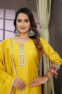 Camca, Fabricante Mayorista Indio, Traje Salwar Kameez Listo para Usar, Top de Seda Amarillo, Pantalón y Dupatta, para Fiestas, Estilo Indio Pakistaní, Neeta - Product Image 4