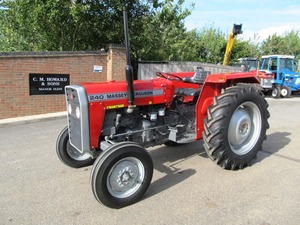 Massey Ferguson Actualiza los Tractores de la Serie 240 con Tracción en las 4 Ruedas, Tractor Agrícola Rojo, Máquina Utilitaria para Granja - Product Image 1