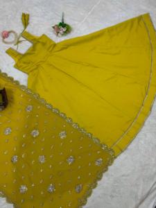 Hermoso Salwar Kameez Moderno de Diseñador en Tela de Seda Romana Pesada con Encaje Interior y Dupatta para Fiestas y Bodas - Product Image 6