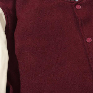 Chaqueta universitaria con cuello levantado para hombre con mangas de piel sintética Diseño de parches y Etiquetas bordadas de chenilla - Product Image 3