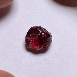 Gema Suelta de Granate Rojo Natural de 8mm, Forma de Corazón, Ojo de Gato, Pulida, Mineral de Alta Calidad - Product Image 3