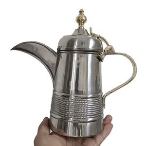Cafetera de cobre y latón de Metal indio, acabado dorado en relieve Dallah para Qahwa, último estilo moderno para el hogar y los restaurantes - Product Image 6