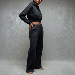 ชุดเซ็ต 2 ชิ้น เสื้อฮู้ดครอปแขนยาวปักโลโก้ตามสั่ง สไตล์สตรีทแวร์สำหรับฤดูหนาว ผลิตตามแบบ OEM ผ้าฝ้าย 100% สีพื้น พร้อมกางเกงจ็อกเกอร์ทรงบานสำหรับผู้หญิง - Product Image 2