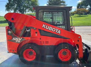 Chargeuse compacte Kubota SSV75 d'occasion haute performance, moteur, boîte de vitesses, capacité de 3 tonnes, godet noir, pneus, faible nombre d'heures de fonctionnement - Product Image 3
