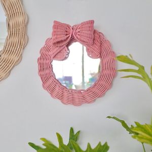 Miroir suspendu en rotin naturel en forme de nœud rose — Décoration de chambre idéale pour les enfants et pour la décoration en rotin. - Product Image 3