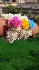 Beau jasmin blanc avec ornement de cheveux Gajra Rose coloré accessoire de mariée pour mariage indien et cérémonies de réception, faveur - Product Image 6