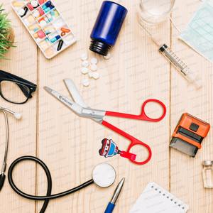 Ciseaux d'infirmière rouges avec porte-clés poupée ambulance mignonne pointe émoussée et lames aiguisées ciseaux médicaux ciseaux à pansement Vaslcare - Product Image 6