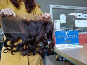 Vente en gros d'extensions de cheveux humains 100% couleur claire 13x4 échantillon de vague de corps frontal en dentelle cheveux vierges bruts alignés sur les cuticules en couleur #4 - Product Image 5