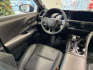 Nouvelle berline de luxe Crown Nightshade AWD 2026, boîte automatique, intérieur sombre, norme d'émission Euro VI - Product Image 2