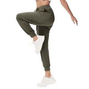 Pantalones de chándal de mujer al por mayor hechos con tela suave y ligera y una cintura elástica ancha que le da un ajuste suave - Product Image 3