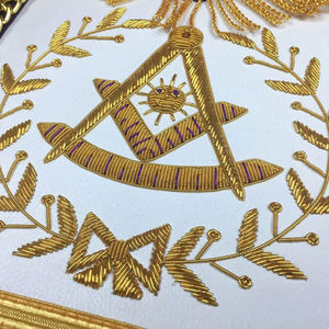 Ensemble de Régalia Maçonniques : Tablier, Collier et Épingle Brodés à la Main |   Matériaux de Qualité Supérieure |   Personnalisable pour les Grandes Loges - Product Image 2
