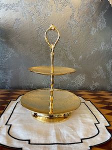 Soporte redondo de metal con gradas para chocolate con diseño abierto utilizado para exhibir dulces artesanales y exhibiciones de trufas gourmet - Product Image 6