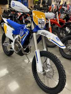 Disponible dès maintenant en stock : Husqvarna FE 350s Heritage 2025 à vendre – Blanc/Bleu • Nouvelles motos, expédition rapide dans le monde entier - Product Image 3