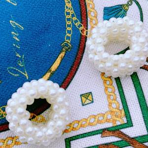 Perles blanches Rond de serviette Accessoire de décoration de table élégant pour la maison Salle à manger Mariage et fête Design élégant fait à la main et gracieux - Product Image 2