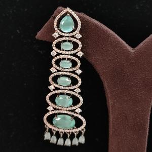 Elegantes pendientes de chispa de circón chapados en plata con perla para fiesta y fiesta, accesorios de moda con piedra de circón - Product Image 1