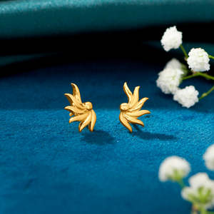 Pendientes de botón de circonita en forma de corazón chapados en oro de 14k para mujer, ideales para fiestas y compromisos - Product Image 1