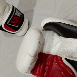 Vente en gros Vêtements de sport de kickboxing en cuir PU de haute qualité avec logo personnalisé Gants de boxe pour l'entraînement au poinçonnage - Product Image 2