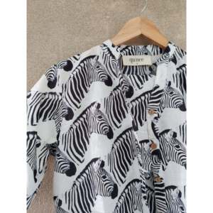 Conjunto de Shorts de Verano Casual de 2 Piezas para Mujer Zippy Zebra, Transpirable, Cuello en V, Tela Cambric 60X60 para Uso Diario - Product Image 1
