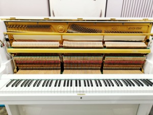Piano droit Yamaha U1E 88 touches, finition blanche, style classique, touches lestées, montage au sol, plancher en bois massif, 897619 - Product Image 6
