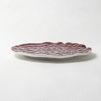 Vente en gros d'assiettes plates durables à texture de roche unique pour restaurant, fête, vaisselle déco, plateau de service en céramique rouge platon