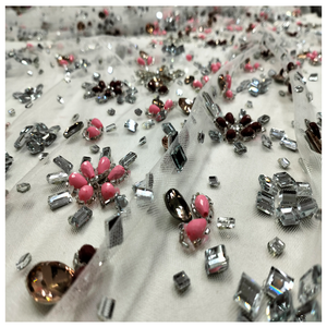 Hermosa tela de encaje de red blanca hecha a mano 100% de moda con diseño floral occidental diseño de encaje con cuentas pesadas para vestidos de mujer - Product Image 1