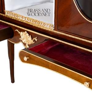 Vitrine classique de luxe en bois avec ornements en laiton - Product Image 6