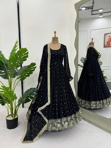 Présentation du nouveau fil de faux georgette de créateur avec haut et pantalon de travail à broderie séquentielle avec bordure en dentelle à quatre côtés Dupatta - Product Image 3