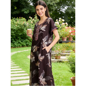 Robe de nuit longue décontractée Evolve à imprimé floral en tissu tissé, taille élastique, respirante et douce pour l'été et l'hiver - Product Image 1
