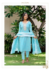 Ensemble de fête 3 pièces pour adultes en pur coton brodé Kurti avec poche et Dupatta - Product Image 4