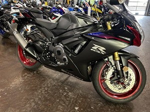 Moto Super Sport de taille moyenne 750 cm³ à refroidissement liquide - Product Image 3