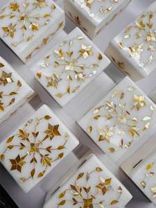 Hermosa Caja de Almacenamiento de Joyas y Frutos Secos de Mármol Blanco Puro con Incrustaciones Doradas de Nácar, Diseño Indio - Product Image 2