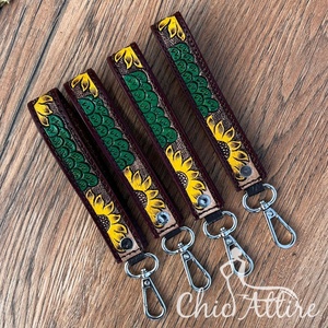 พวงกุญแจสายรัดข้อมือแบบตะวันตกสำหรับรถยนต์กุญแจหนังแท้ลายดอกทานตะวัน - Product Image 1