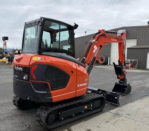 Excavadora KUBOTA KX040-5R3TP - cabina, orugas de goma, cabina con inclinación de 6 posiciones, segunda hidrulica, incluye pin grabber y cucharón - Product Image 1