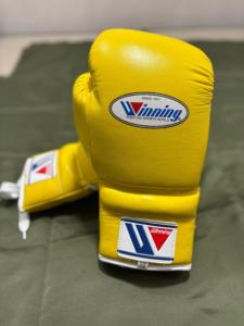 ถุงมือชกมวยคุณภาพสูง หนังวัวแท้สีเหลือง ระบายอากาศได้ดี แห้งเร็ว กันน้ำ แบบผูกเชือก - Product Image 5