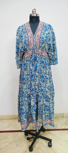 Robe longue en soie faite à la main Robe longue sari en soie recyclée pour femmes Taille libre Robe bohème col en V - Product Image 4