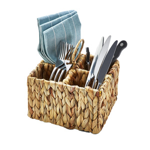 Contenedor tejido decorativo con un soporte de cuchara de jacinto de agua de primera calidad que agrega calor orgánico a cualquier mesa o esquina de cocina - Product Image 1