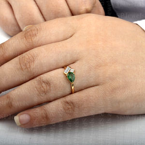 SP High Jewelry Custom Gold 14K Anillos de oro sólido Pera Esmeralda y Baguette Anillo de compromiso de diamantes para bodas para ella - Product Image 5