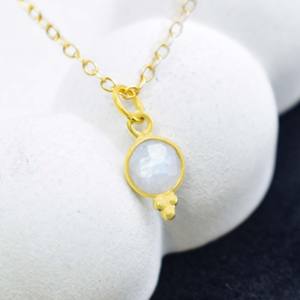 Collier avec pierre de lune ronde de 6 mm sertie dans un cadre avec trois accents Rawa Collier à breloque fait à la main Cadeau de bijoux - Product Image 1