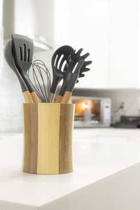 Soporte para utensilios de cocina de bambú, tamaño regular 6" x 5" o grande 7" x 6" (Surtido) - Product Image 3