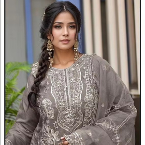 Magnifique Winter Shalwar Kameez avec haut en organza lourd et Dupatta avec un bas en coton importé - Product Image 1