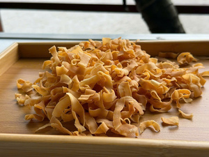 Délicieuses chips de noix de coco grillées croustillantes, arôme frais et sucré, flocons de noix de coco, idéal pour la pâtisserie, collations saines au quotidien et produits tropicaux de qualité supérieure - Product Image 4