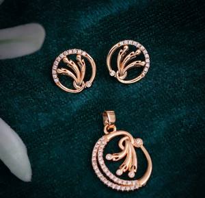 ชุดจี้ลายดอกไม้เคลือบทอง คุณภาพสูง โลหะผสมพรีเมียม ประดับเพชรคิวบิกเซอร์โคเนีย ดีไซน์ทันสมัย สร้อยสแตนเลสสำหรับผู้หญิง เครื่องประดับแฟชั่น - Product Image 3