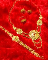 Juego de Joyería Vintage Chapado en Oro de 24K: Aretes, Brazaletes, Peinetas, Broches, Material de Latón con Diamantes, Bulgaria, Turquía, Alemania