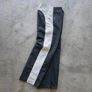 Pantalons de sport streetwear personnalisés Pantalon baggy de survêtement en nylon à jambes larges avec logo brodé sur mesure pour hommes - Product Image 4